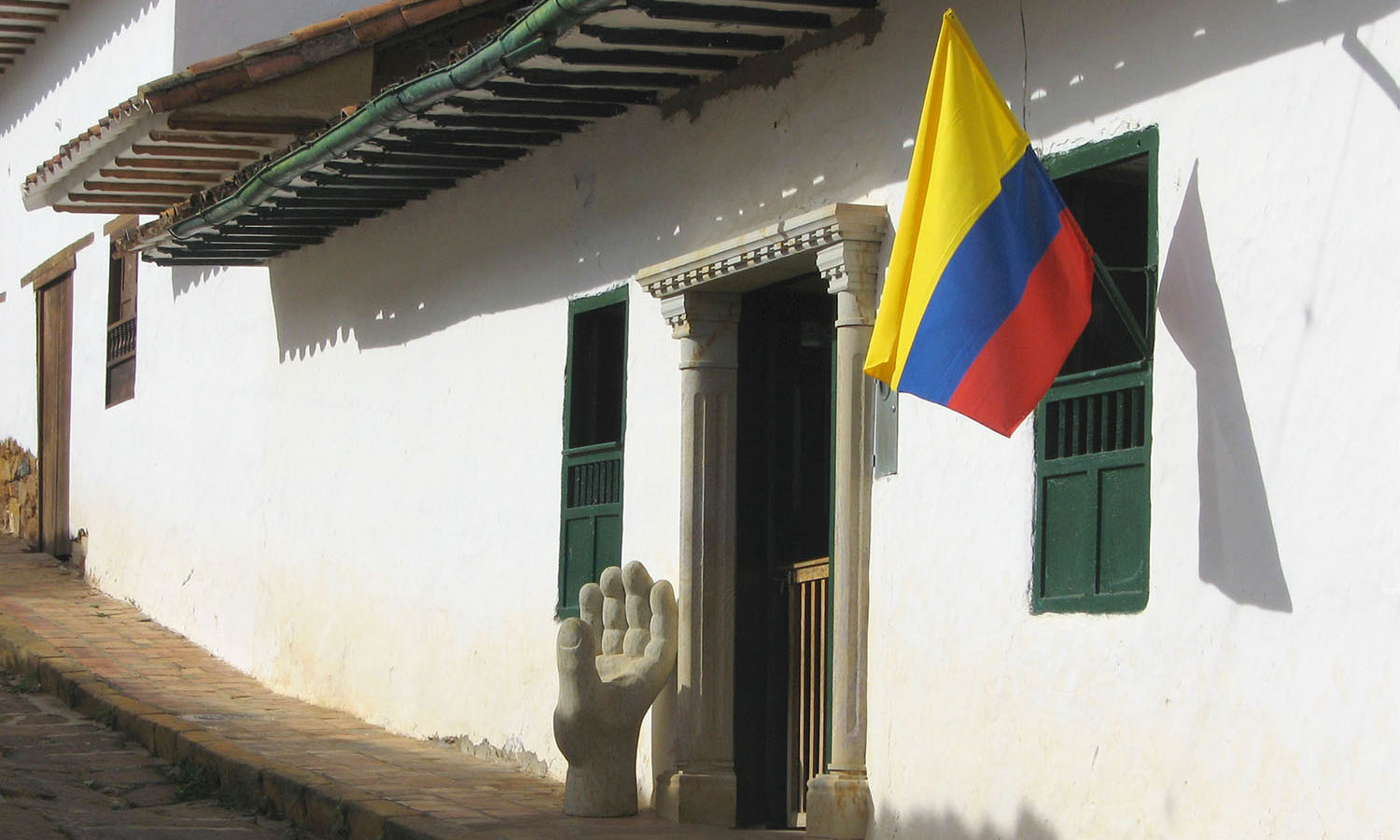 calle con bandera